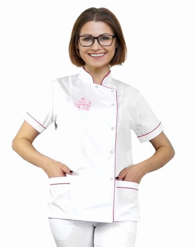 Balts kosmētikas žakets ar amarantas apdari un logo.