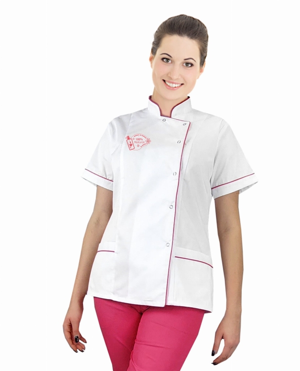 Kosmētiskais žakets balts ar amarantas apdari un logo.