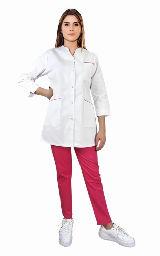 Sieviešu medicīnas komplekts ar 3/4 piedurknēm un rozā apdari.