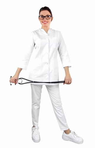 Sieviešu medicīnas komplekts ar 3/4 piedurknēm un baltu apmalīti.