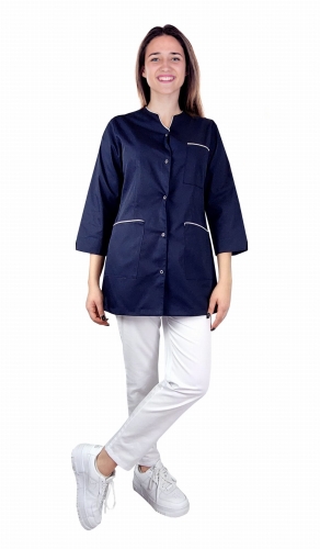 Sieviešu medicīnas komplekts ar 3/4 piedurknēm un baltu apdari.