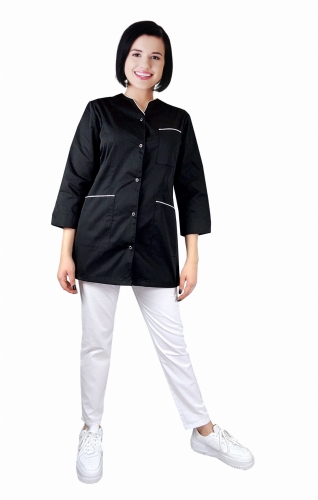 Sieviešu medicīnas komplekts ar 3/4 piedurknēm un baltu apdari.