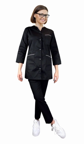 Sieviešu medicīnas komplekts ar 3/4 piedurknēm un baltu apdari.