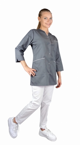 Sieviešu medicīnas komplekts ar 3/4 piedurknēm un baltu apdari.