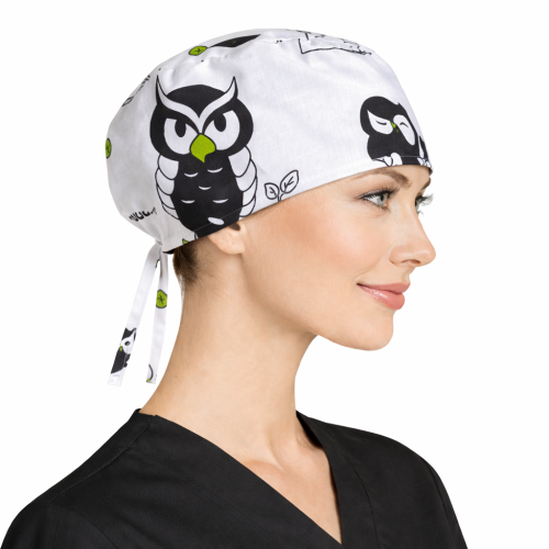 Czepek medyczny w kolorowe bajkowe wzory dla medyków W2 widok z boku.png