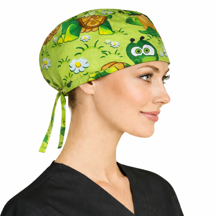Czepek medyczny w kolorowe bajkowe wzory dla medyków W14 z boku.png