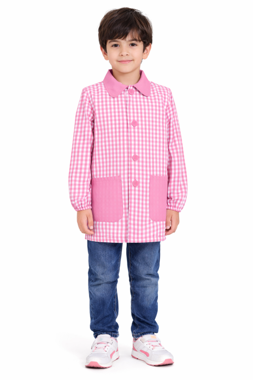 Fartuszek dziecięcy w różową kratę zapinany na guziki dla chłopca.png