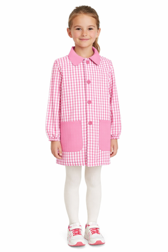 Fartuszek dziecięcy w różową kratę zapinany na guziki dla dziewczynki.png