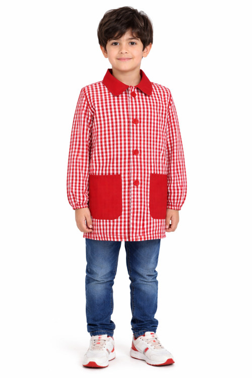 Fartuszek dziecięcy w czerwoną kratę zapinany na guziki dla chłopca.png
