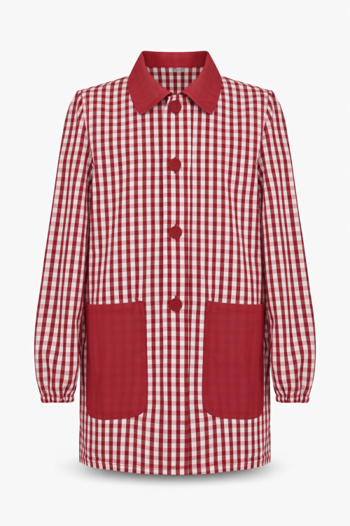 Fartuszek dziecięcy w czerwoną kratę zapinany na guziki mockup.png