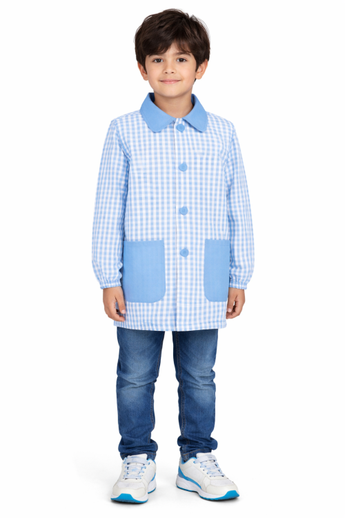 Fartuszek dziecięcy w niebieską kratę zapinany na guziki dla chłopca.png