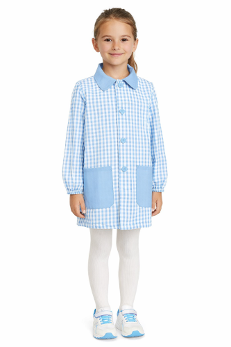 Fartuszek dziecięcy w niebieską kratę zapinany na guziki dla dziewczynki.png