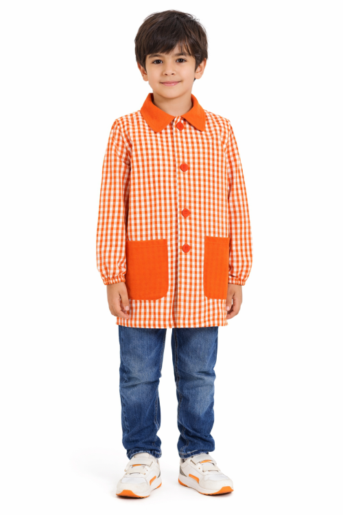Fartuszek dziecięcy w pomarańczową kratę zapinany na guziki dla chłopca.png