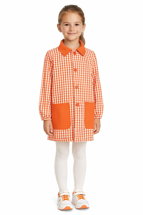 Fartuszek dziecięcy w pomarańczową kratę zapinany na guziki dla dziewczynki.png