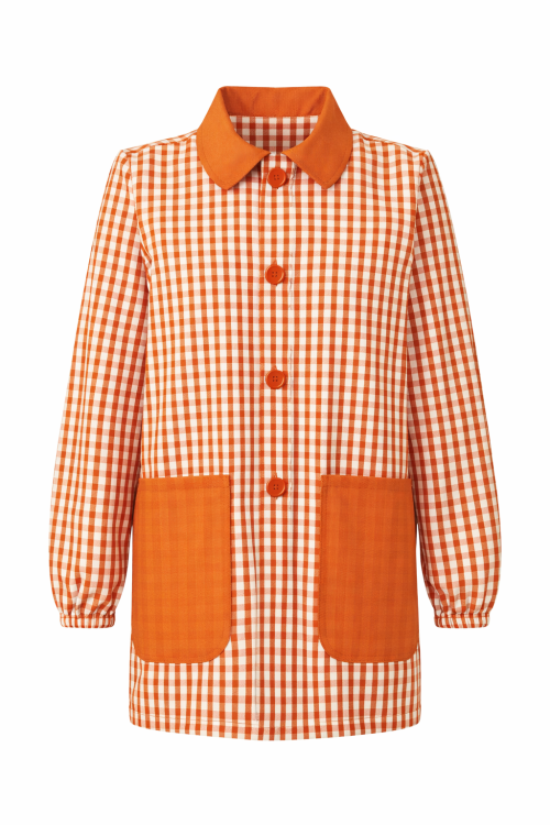 Fartuszek dziecięcy w pomarańczową kratę zapinany na guziki mockup.png