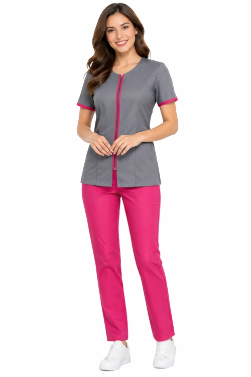 Komplet MEDICAL BEAUTY medyczny żakiet szary  z rożową lamówką i różowymi spodniami cygaretkami.png